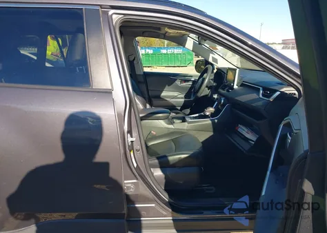 2019 Toyota Rav4 Xle z USA, uszkodzony, nr VIN JTMW1RFVXKJ010014